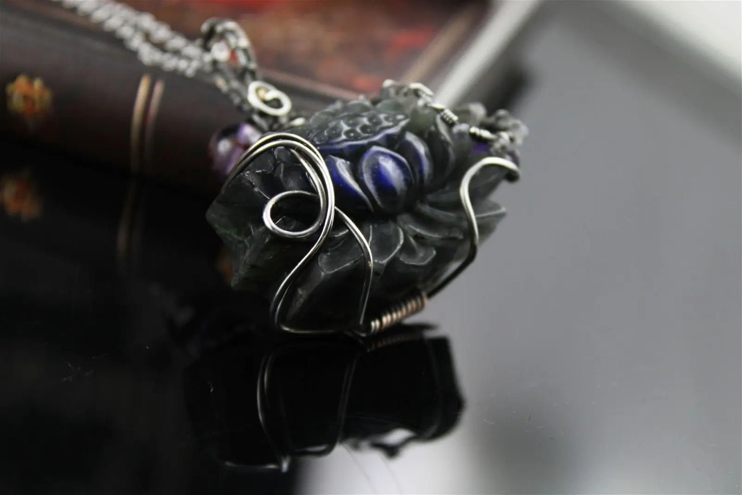 Collier avec labradorite sculptée Lotus *délicatesse* PIECE UNIQUE - Aurore Lune