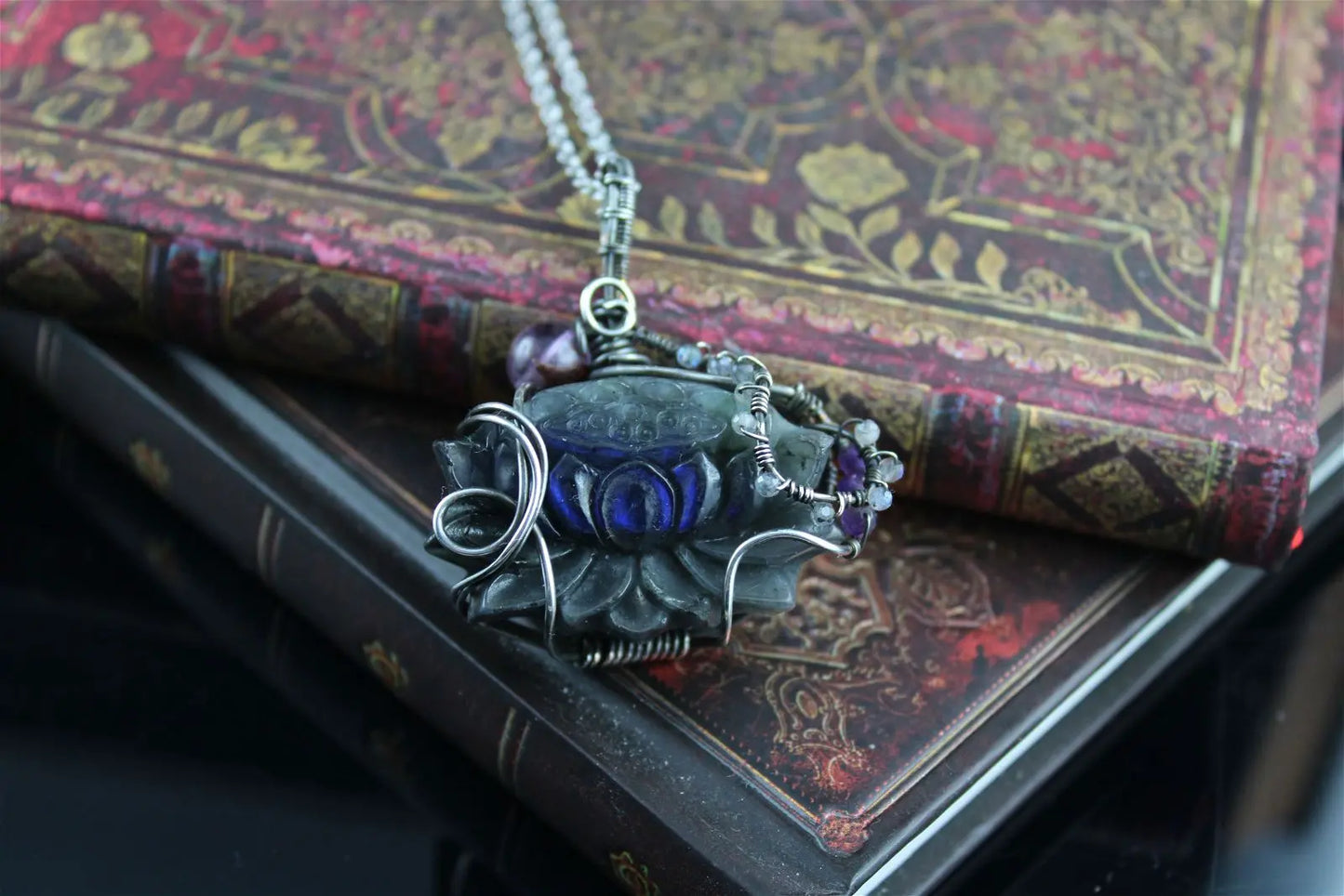 Collier avec labradorite sculptée Lotus *délicatesse* PIECE UNIQUE - Aurore Lune