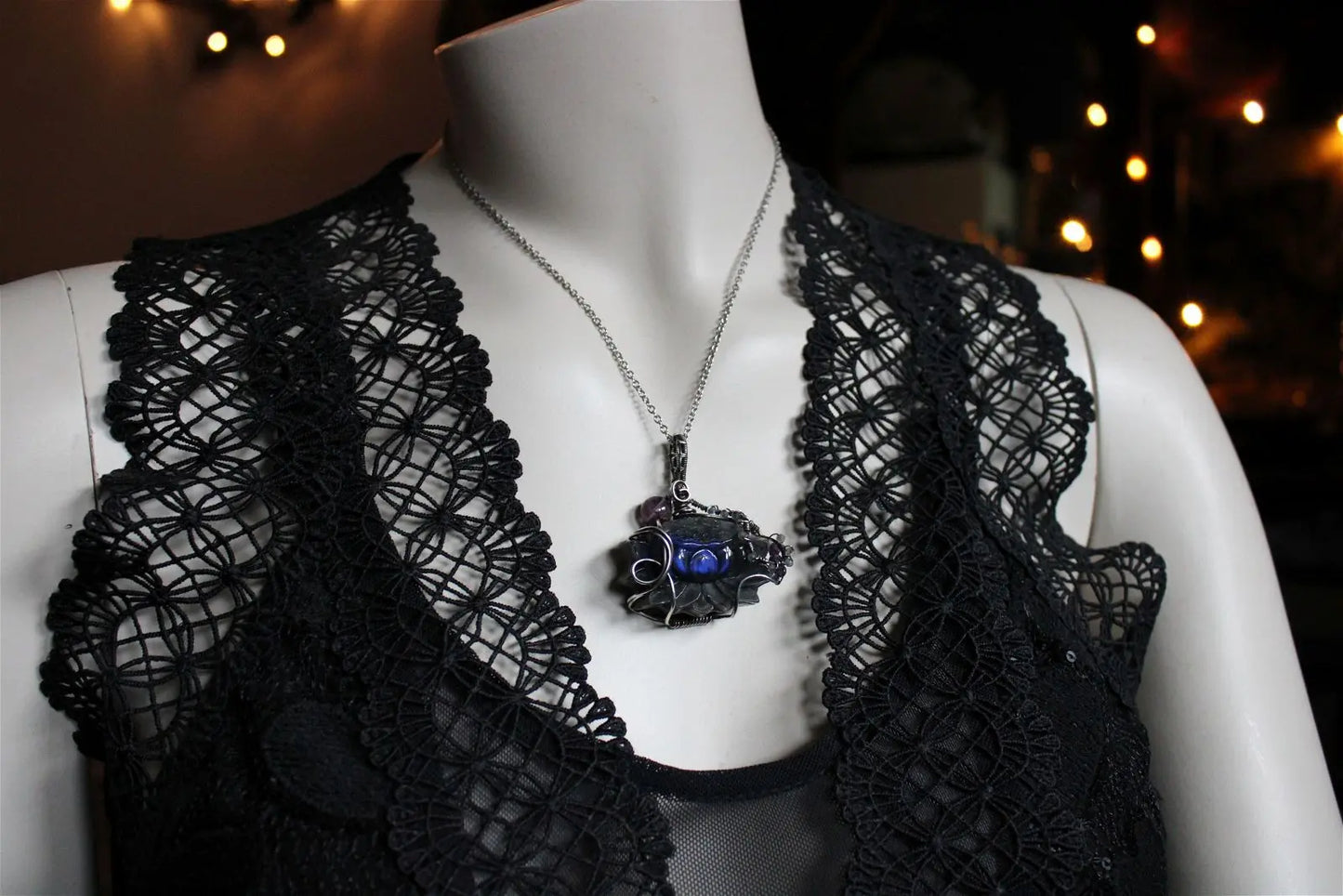 Collier avec labradorite sculptée Lotus *délicatesse* PIECE UNIQUE - Aurore Lune