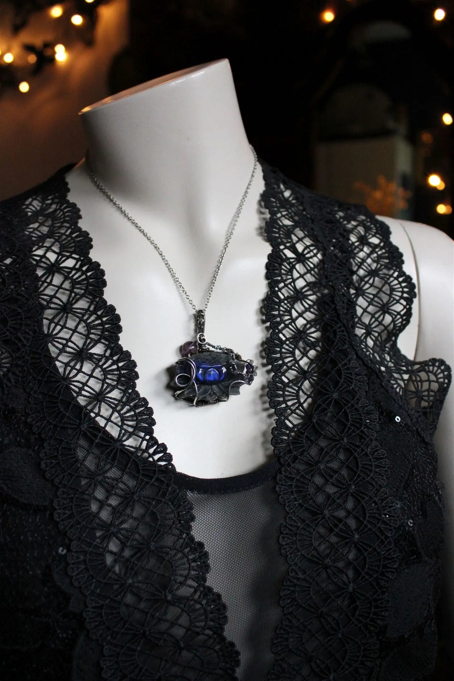 Collier avec labradorite sculptée Lotus *délicatesse* PIECE UNIQUE - Aurore Lune
