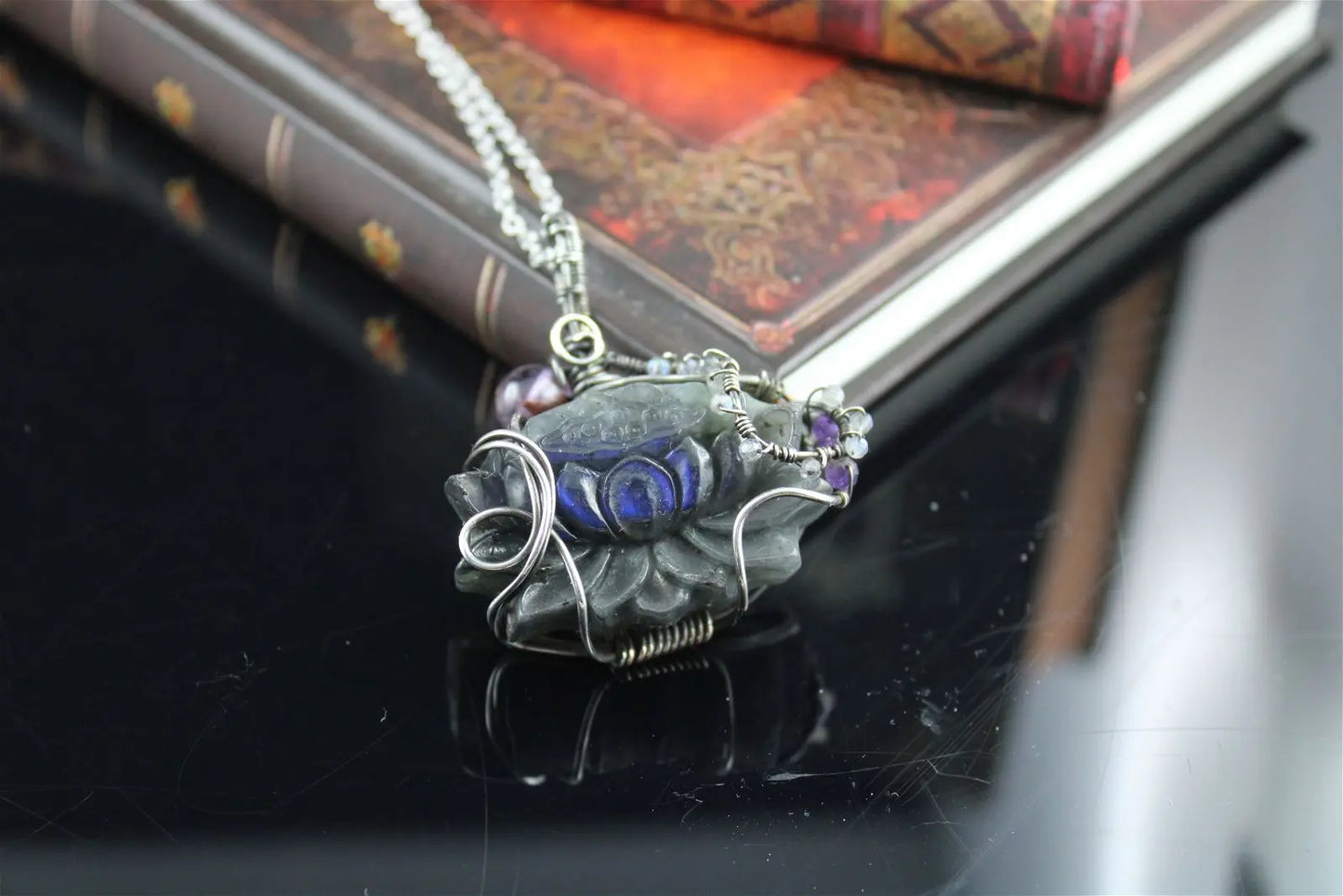 Collier avec labradorite sculptée Lotus *délicatesse* PIECE UNIQUE - Aurore Lune