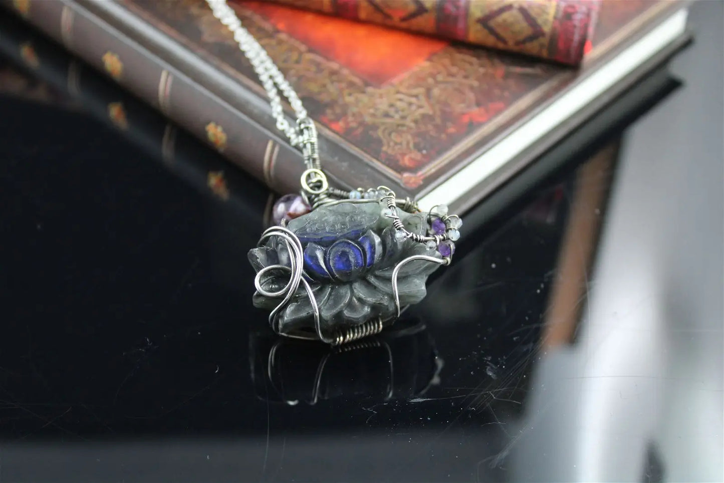 Collier avec labradorite sculptée Lotus *délicatesse* PIECE UNIQUE - Aurore Lune