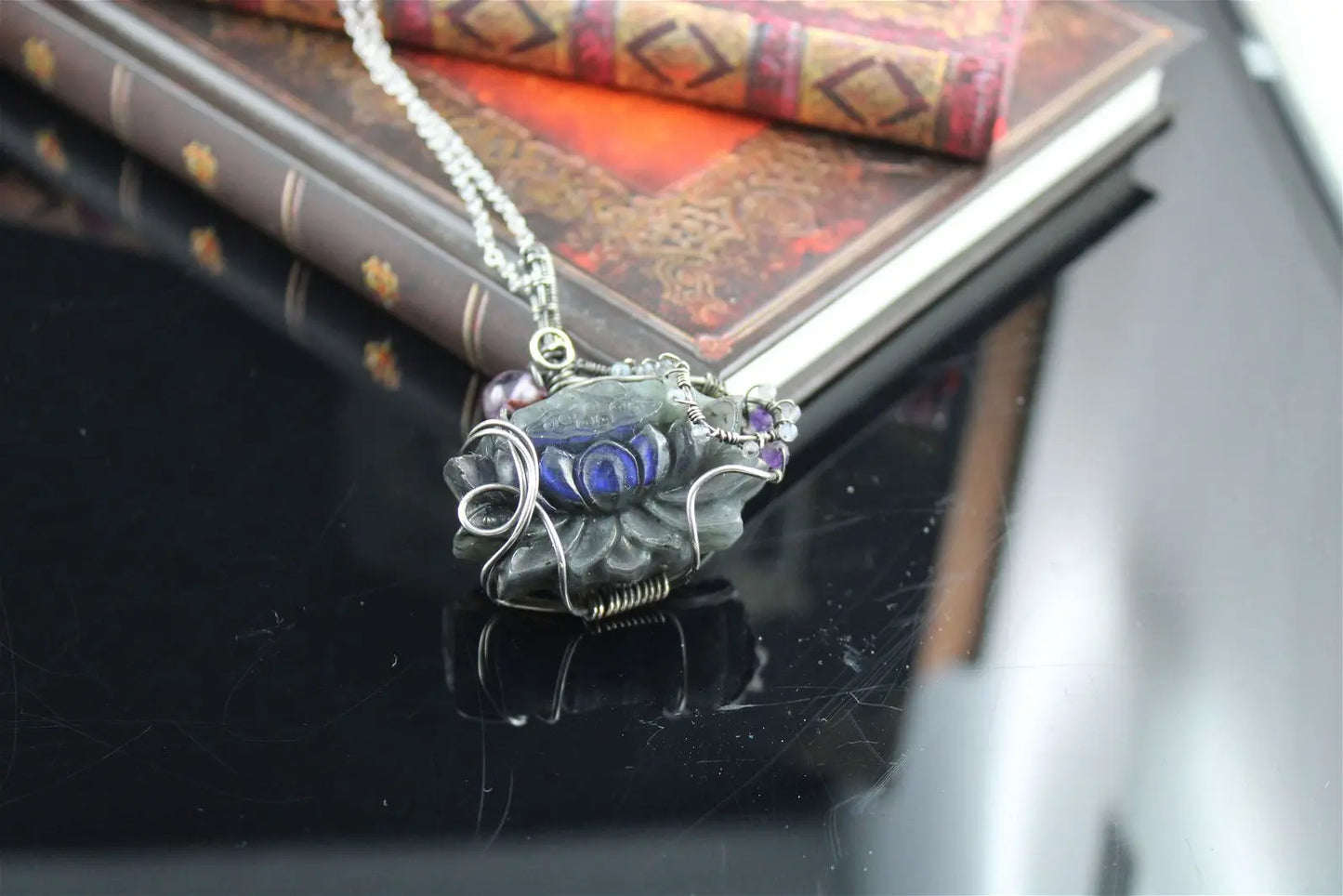 Collier avec labradorite sculptée Lotus *délicatesse* PIECE UNIQUE - Aurore Lune