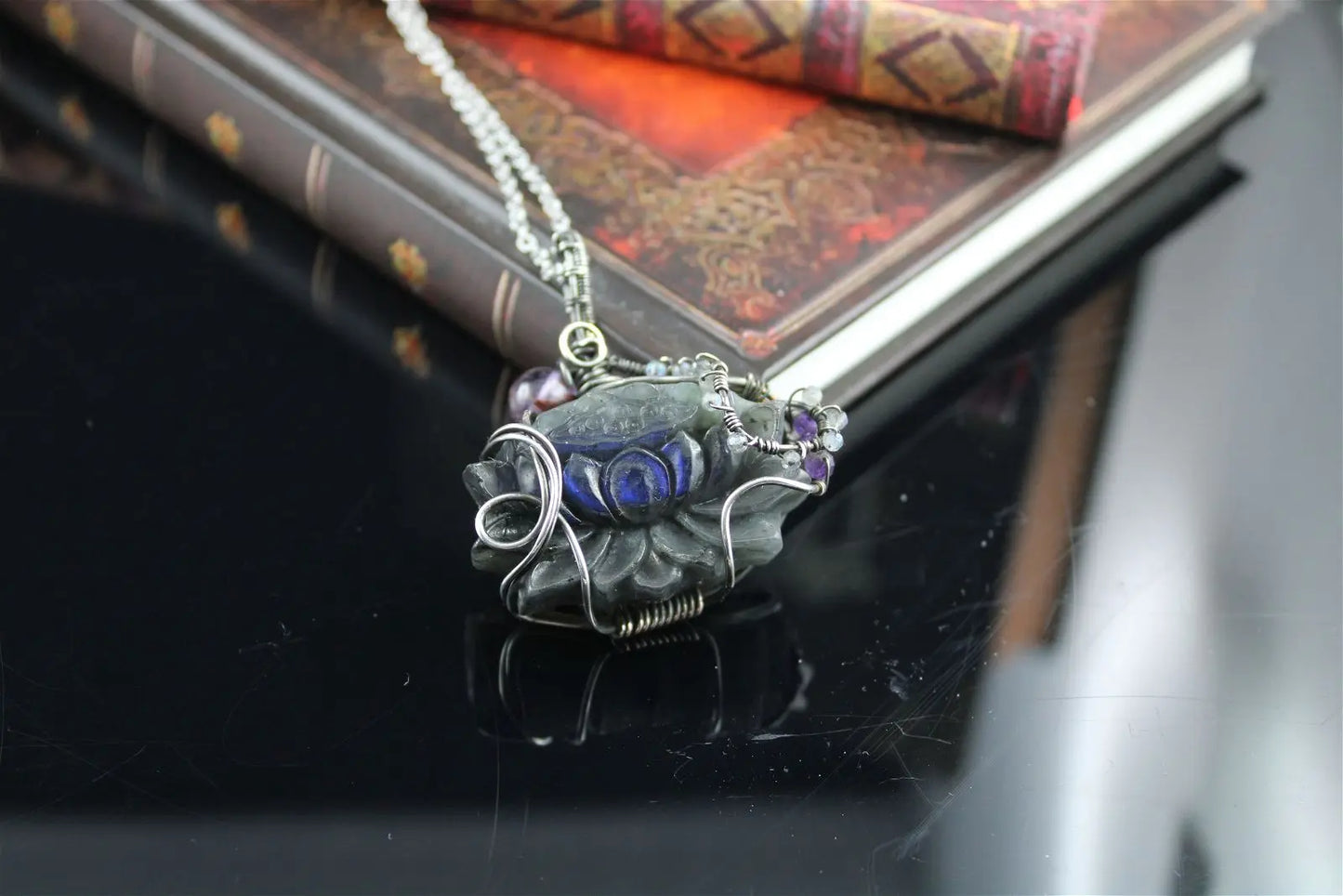 Collier avec labradorite sculptée Lotus *délicatesse* PIECE UNIQUE - Aurore Lune