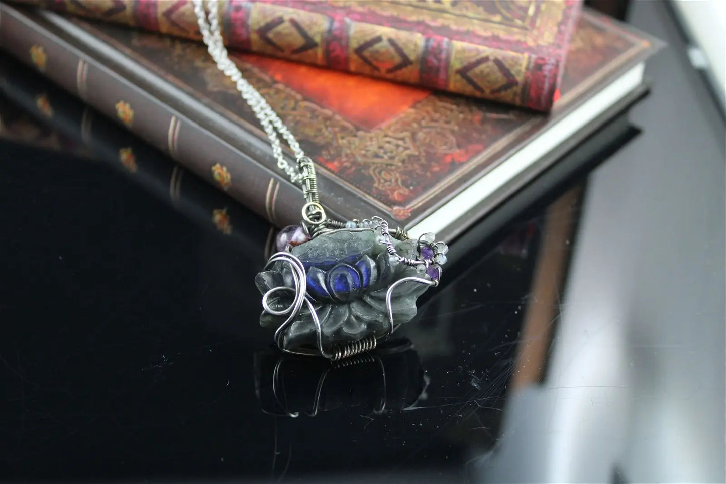 Collier avec labradorite sculptée Lotus *délicatesse* PIECE UNIQUE - Aurore Lune