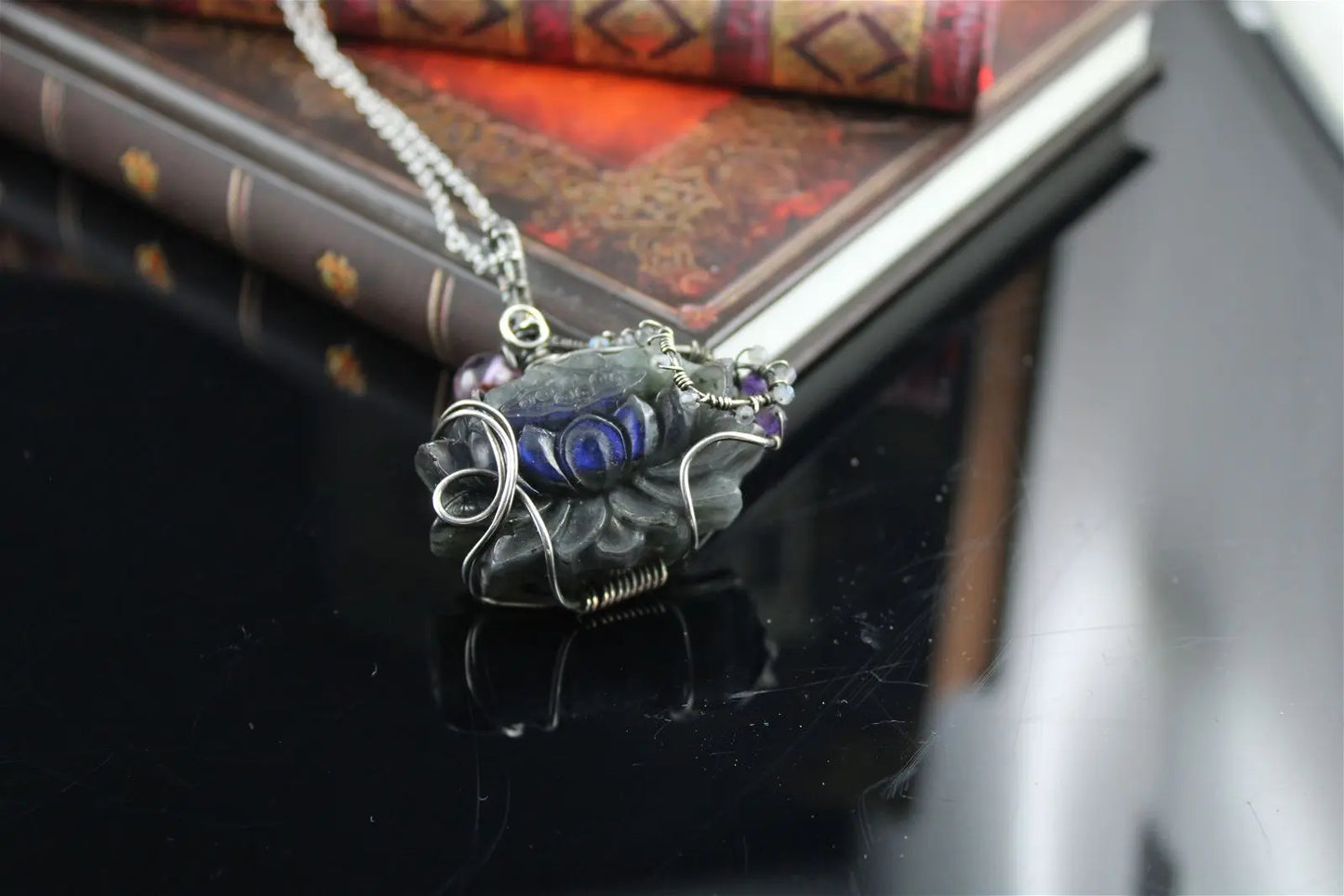 Collier avec labradorite sculptée Lotus *délicatesse* PIECE UNIQUE - Aurore Lune