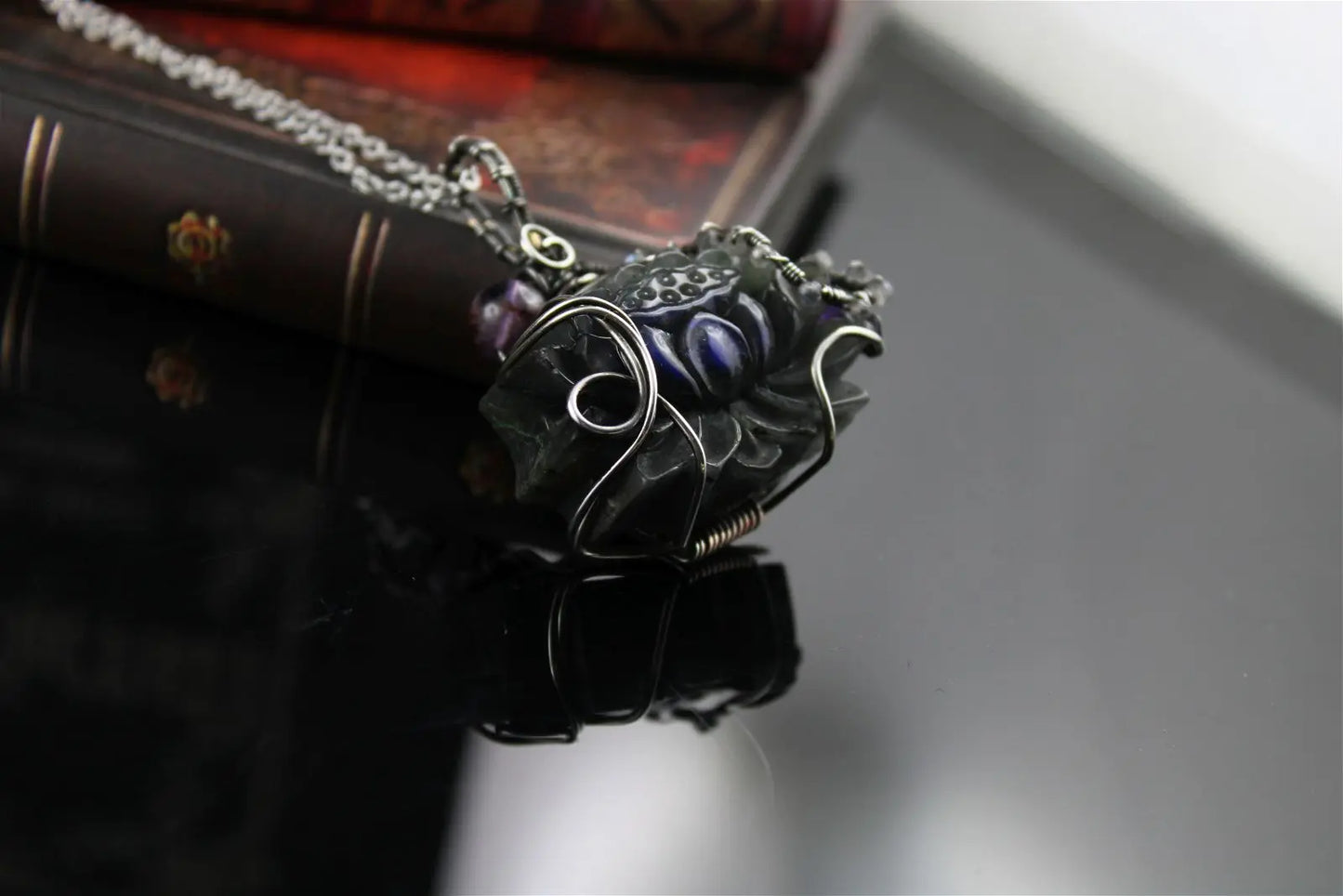 Collier avec labradorite sculptée Lotus *délicatesse* PIECE UNIQUE - Aurore Lune