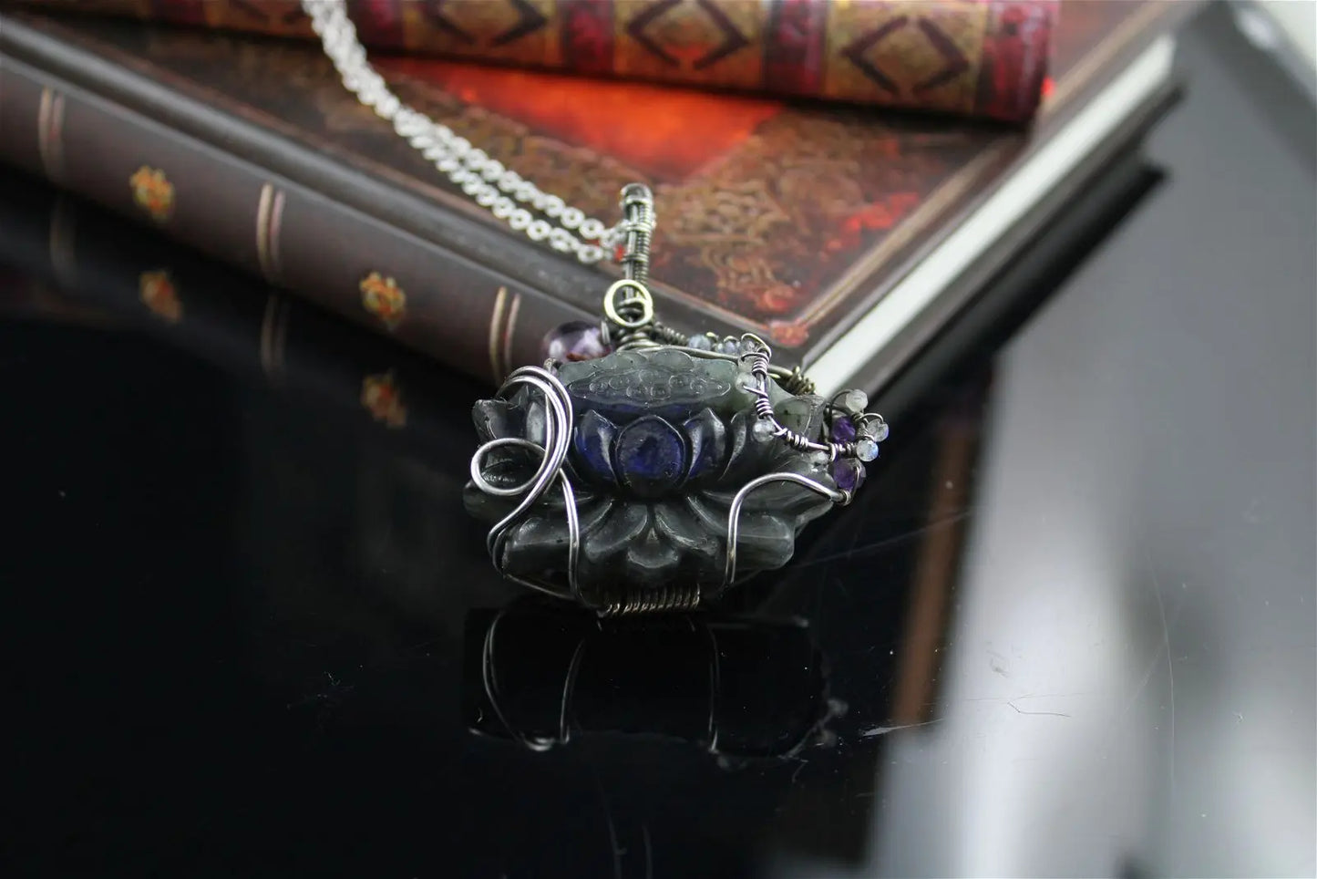 Collier avec labradorite sculptée Lotus *délicatesse* PIECE UNIQUE - Aurore Lune