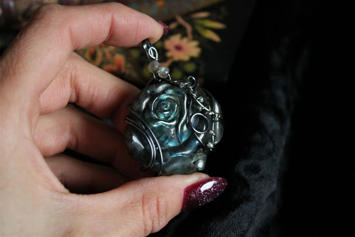Collier avec labradorite sculptée Rose - Aurore Lune