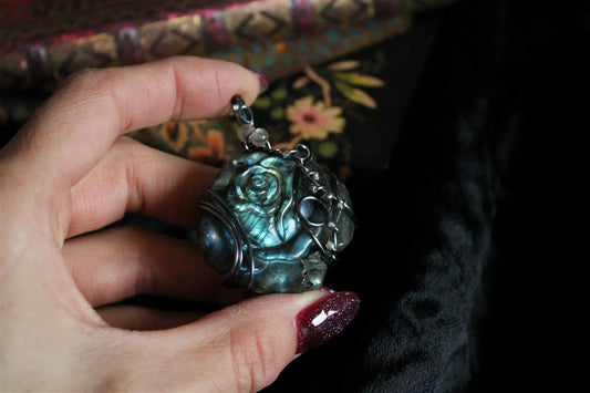 Collier avec labradorite sculptée Rose - Aurore Lune