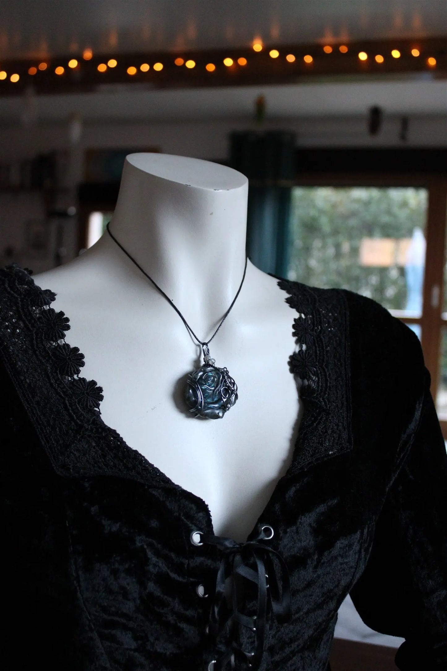 Collier avec labradorite sculptée Rose - Aurore Lune
