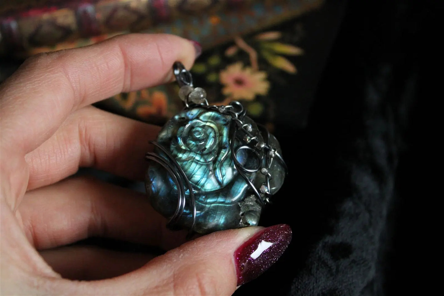 Collier avec labradorite sculptée Rose - Aurore Lune