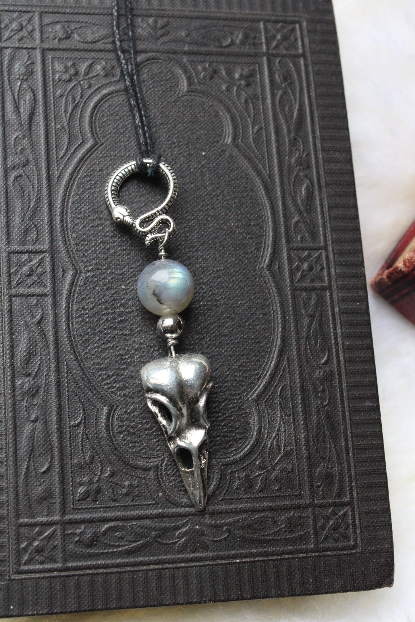 Collier avec labradorite serpent et crâne de corbeau - Aurore Lune