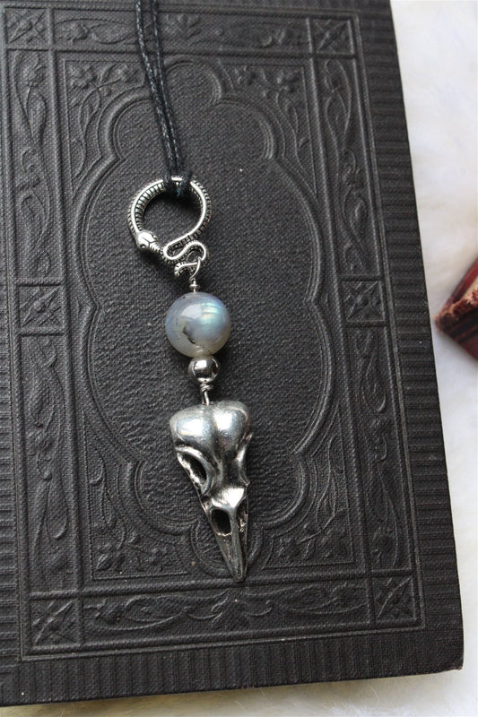Collier avec labradorite serpent et crâne de corbeau - Aurore Lune