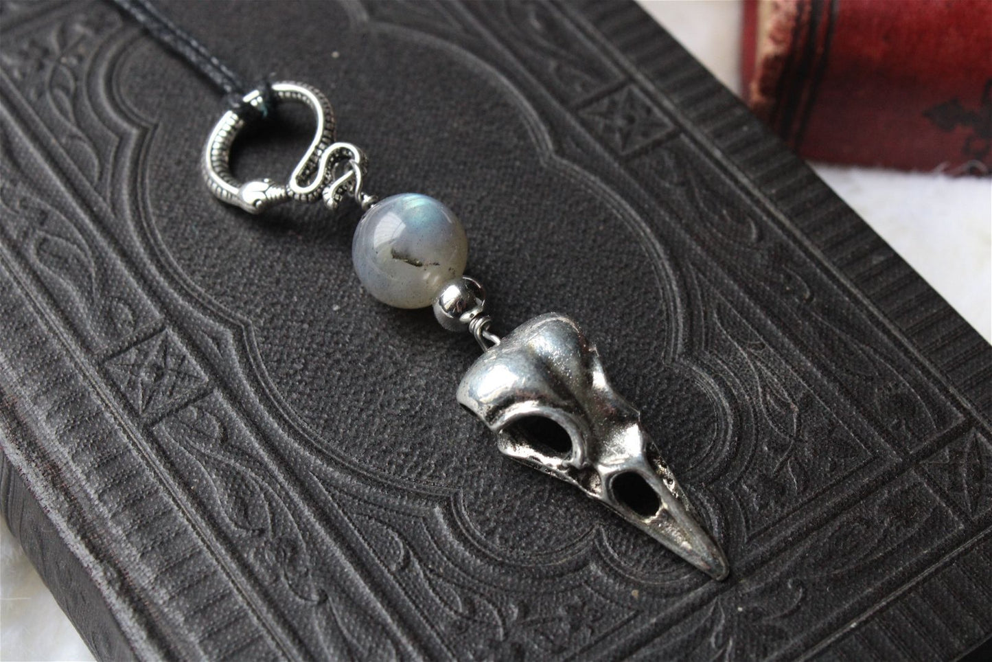 Collier avec labradorite serpent et crâne de corbeau - Aurore Lune