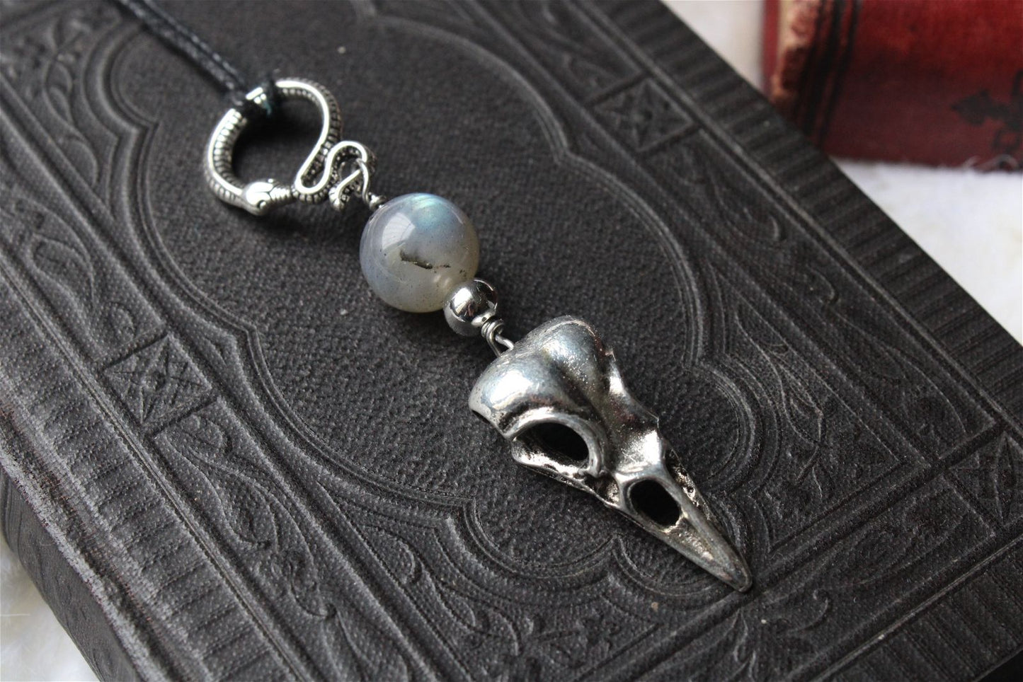 Collier avec labradorite serpent et crâne de corbeau - Aurore Lune