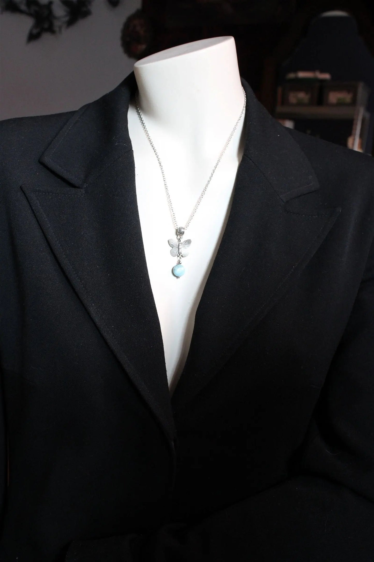 Collier avec larimar et papillon - Aurore Lune