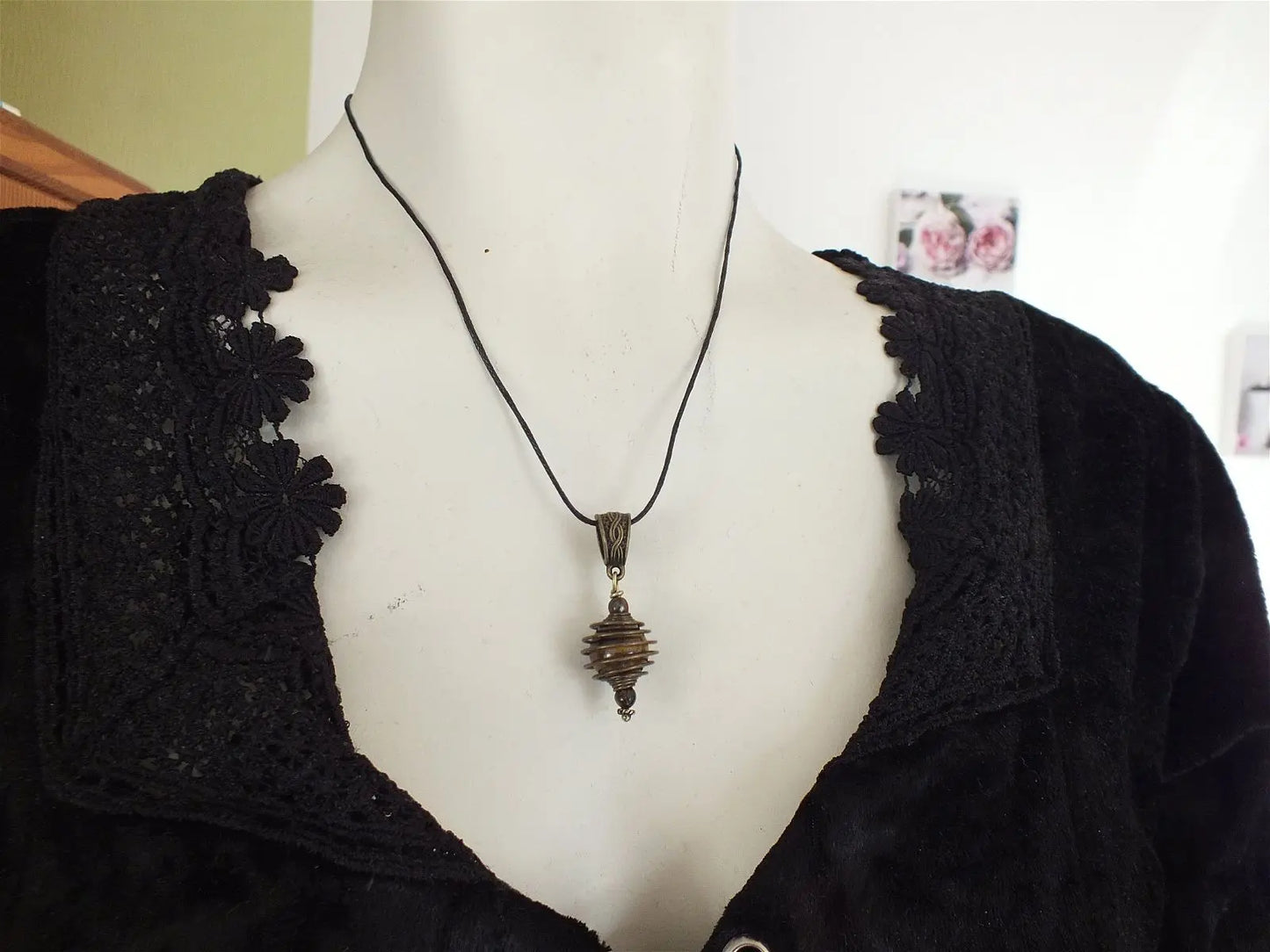Collier avec oeil de tigre façon pendule - Aurore Lune