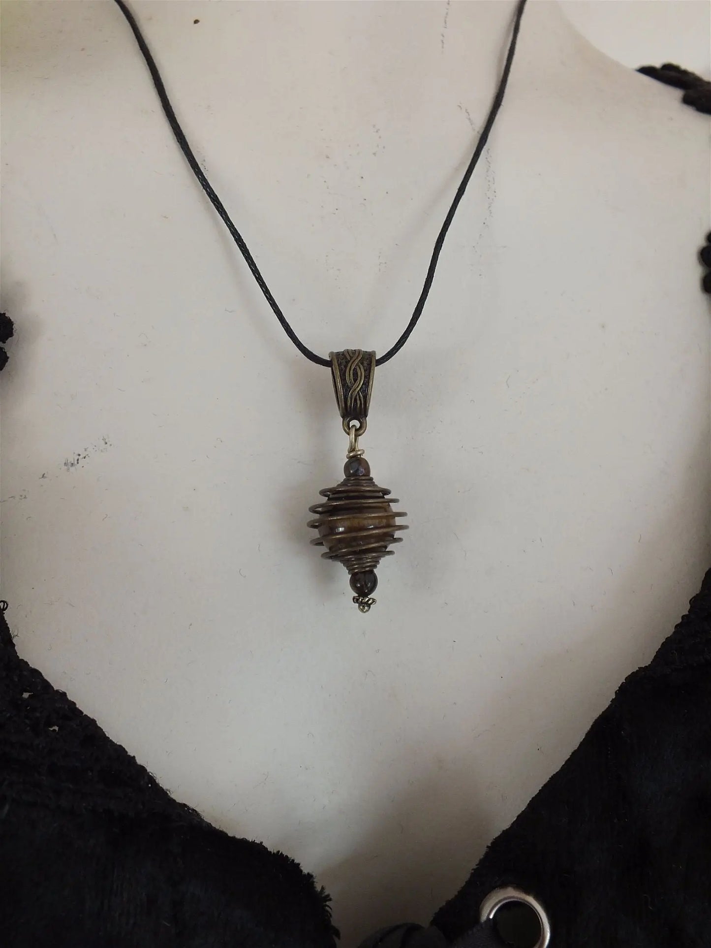 Collier avec oeil de tigre façon pendule - Aurore Lune