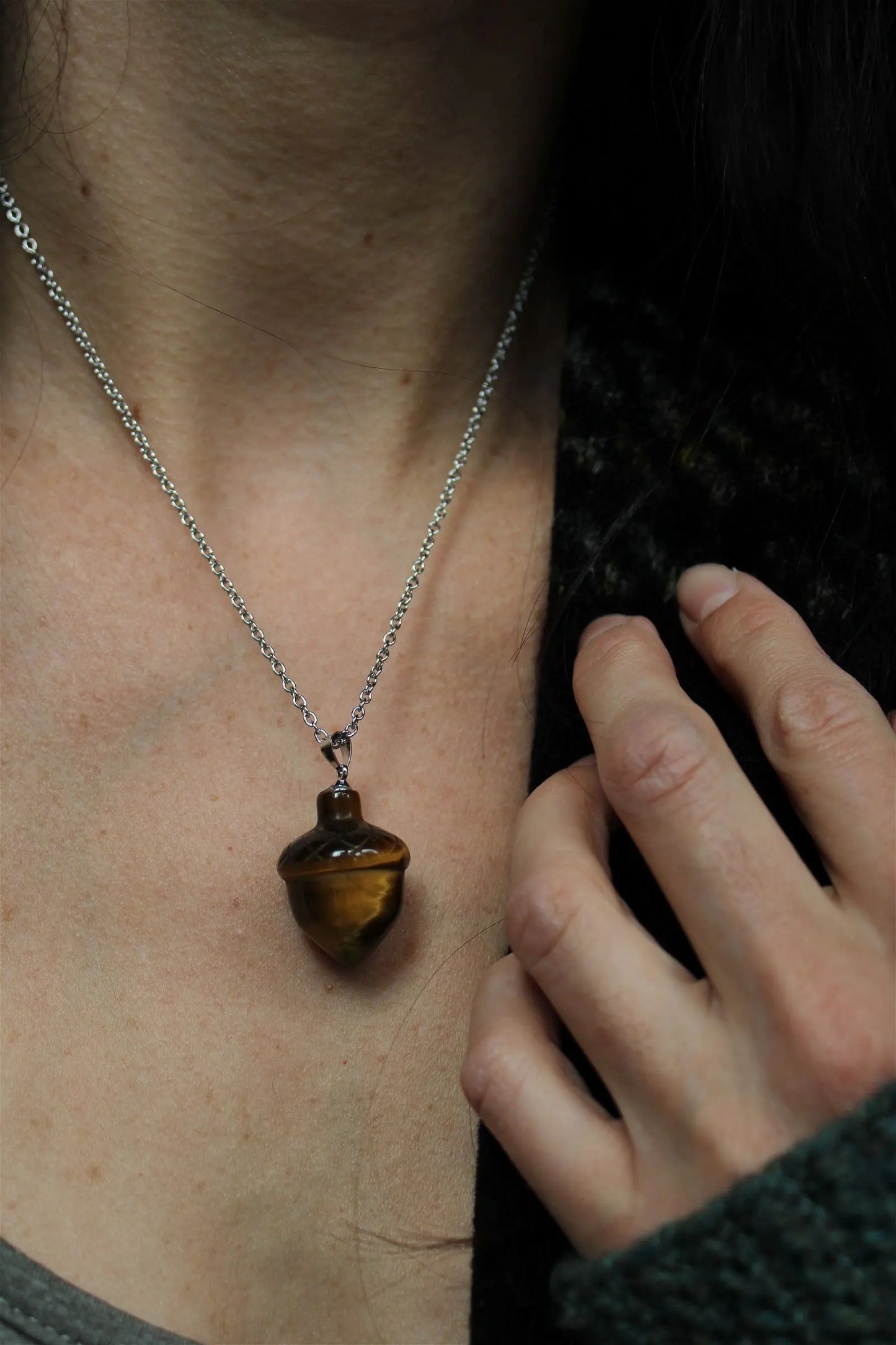 Collier avec oeil de tigre gland de chêne - Aurore Lune