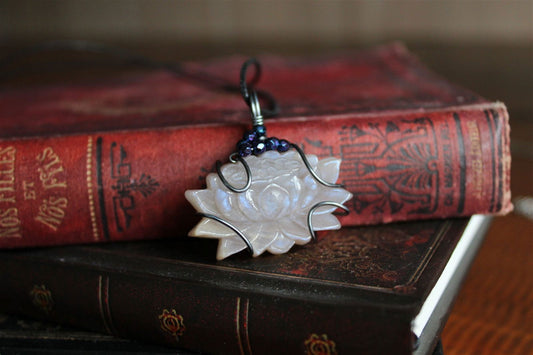 Collier avec pierre de lune lotus - Aurore Lune