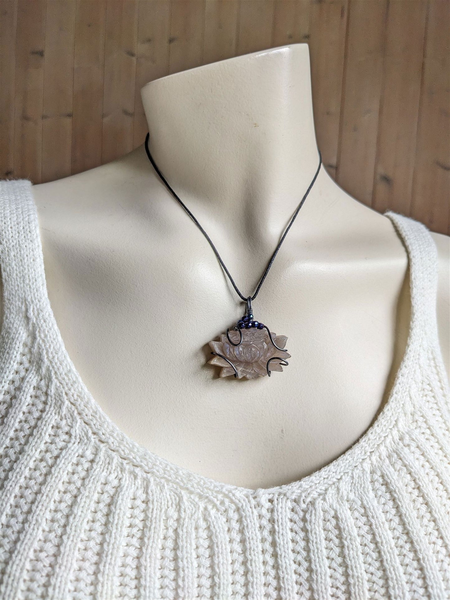 Collier avec pierre de lune lotus - Aurore Lune