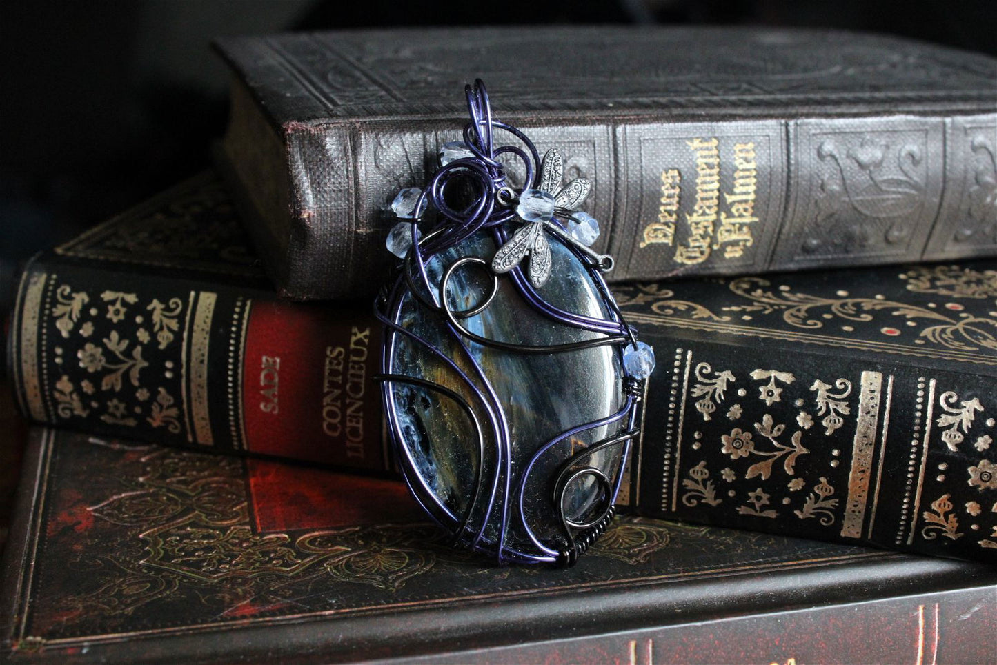 Collier avec pietersite et libellule - Aurore Lune