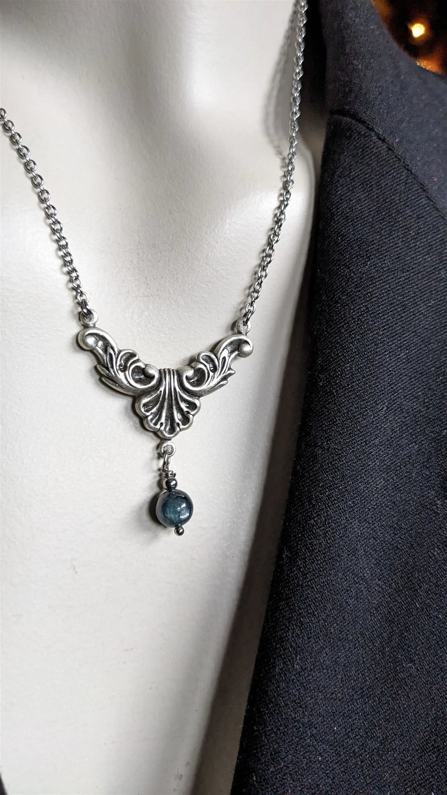 Collier baroque - elfique avec disthène bleu - Aurore Lune