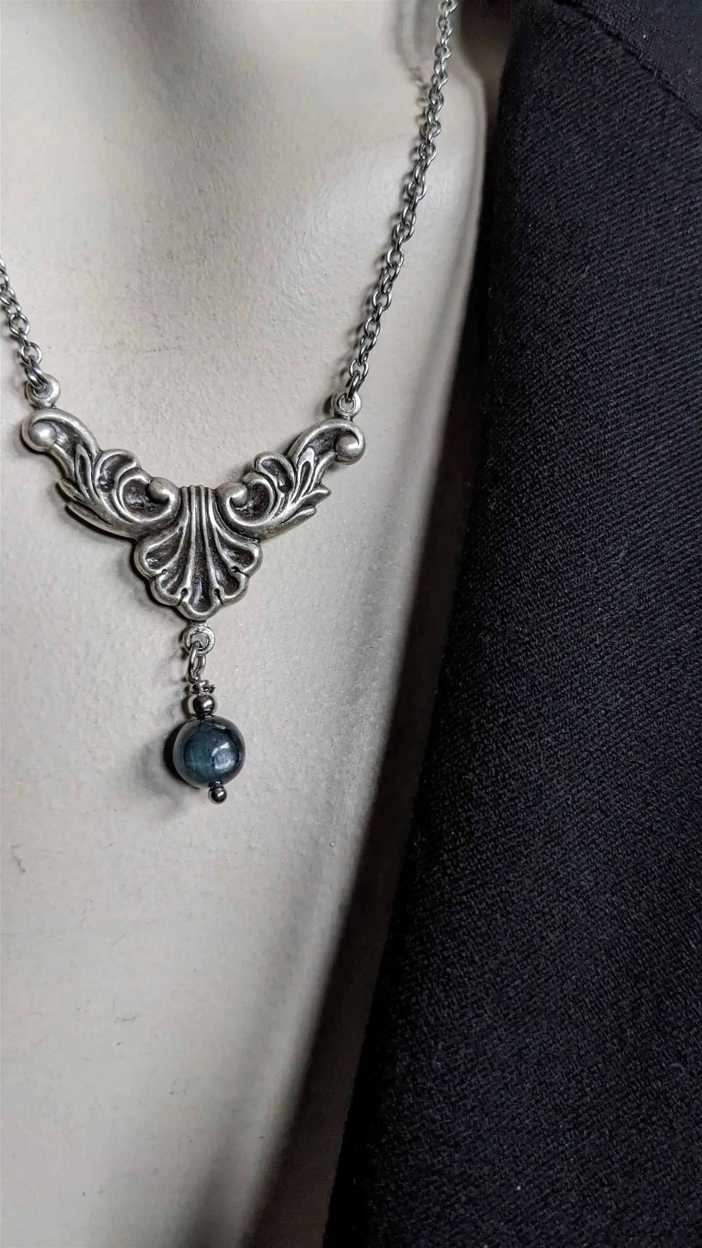 Collier baroque - elfique avec disthène bleu - Aurore Lune