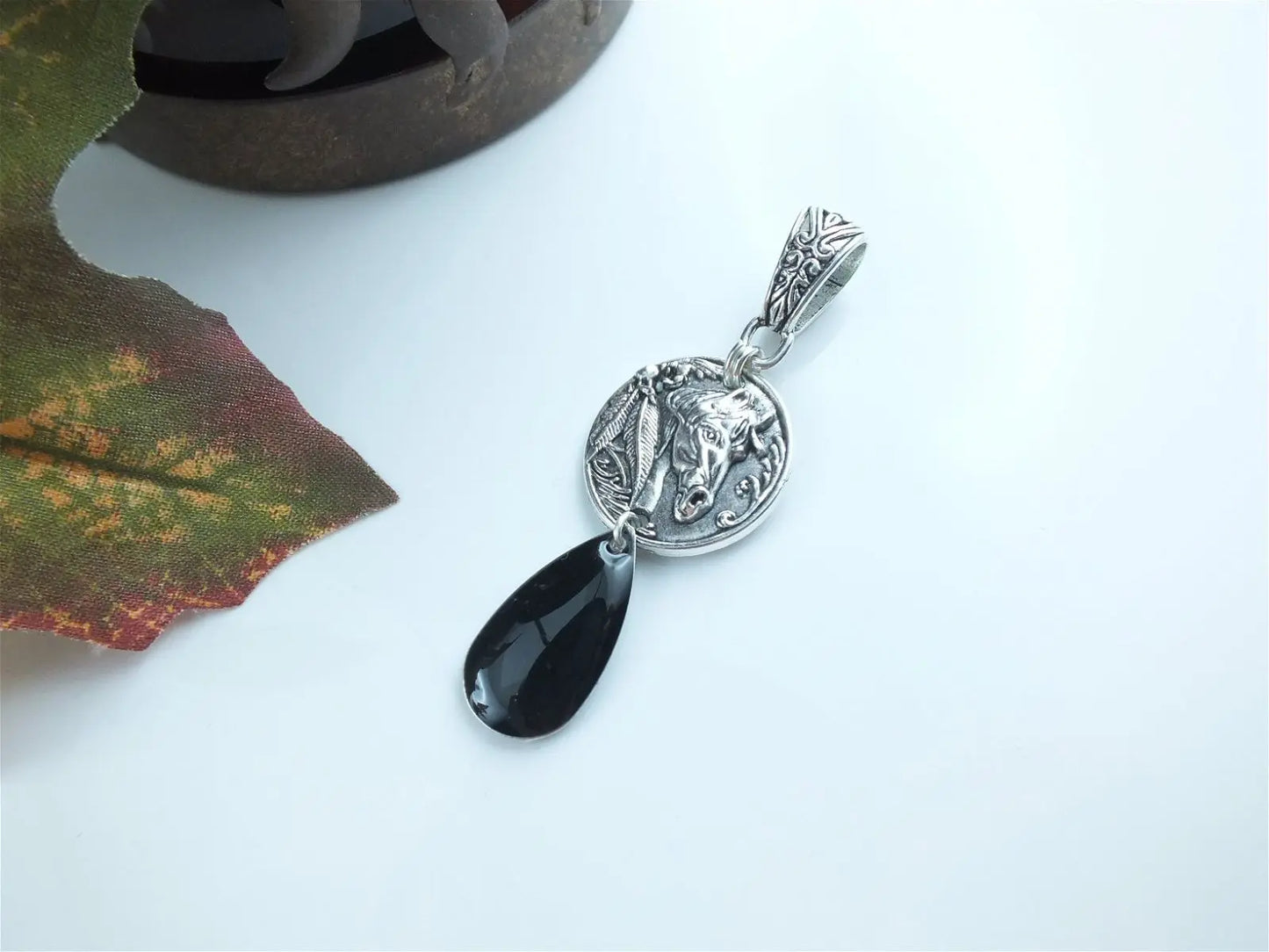 Collier cheval breloque noire - Aurore Lune