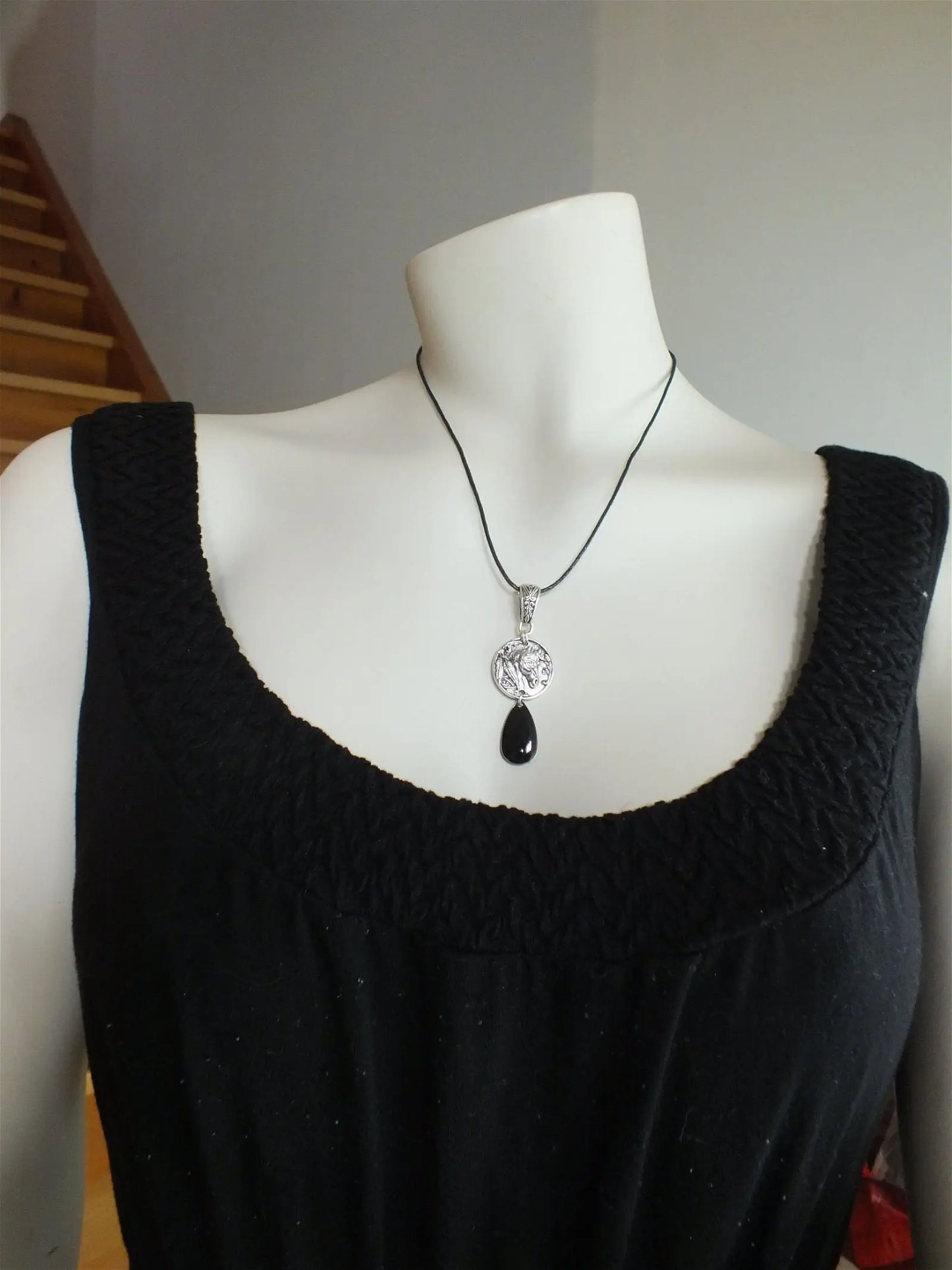 Collier cheval breloque noire - Aurore Lune