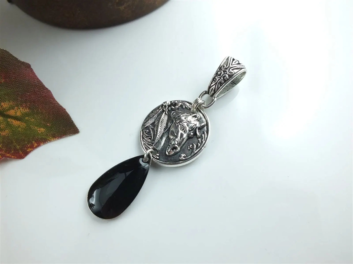 Collier cheval breloque noire - Aurore Lune