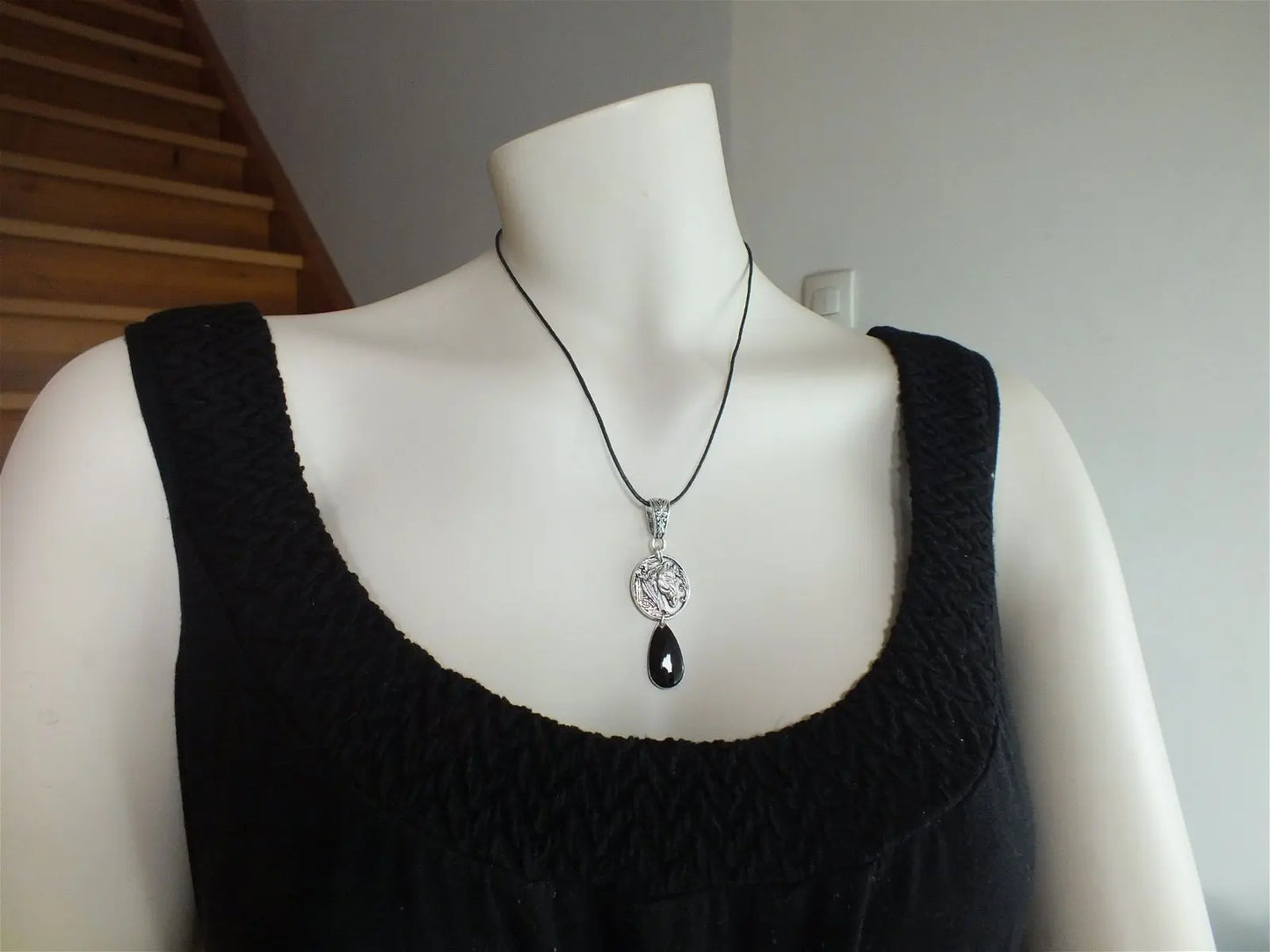 Collier cheval breloque noire - Aurore Lune