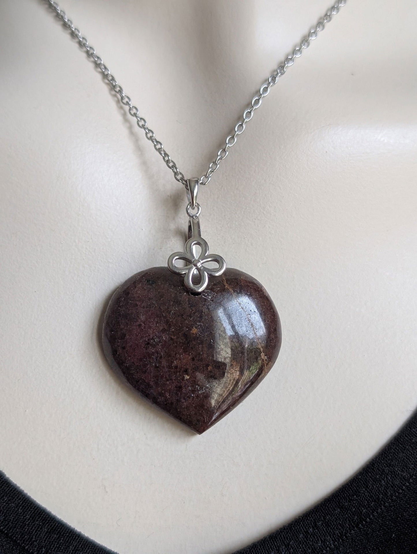 Collier coeur en grenat - Aurore Lune