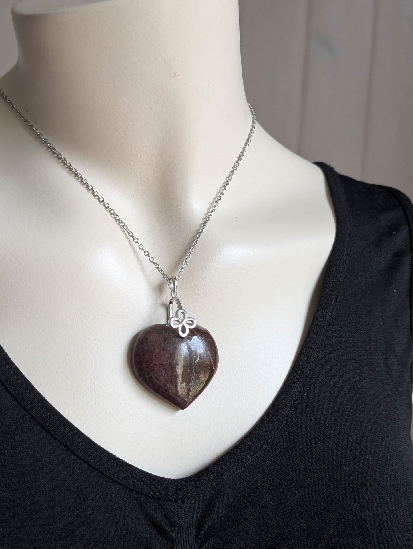 Collier coeur en grenat - Aurore Lune