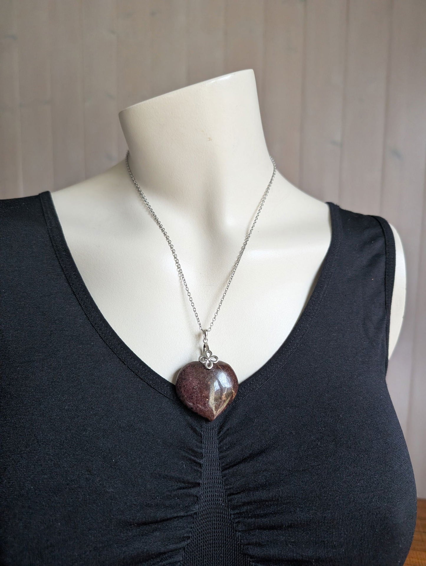 Collier coeur en grenat - Aurore Lune