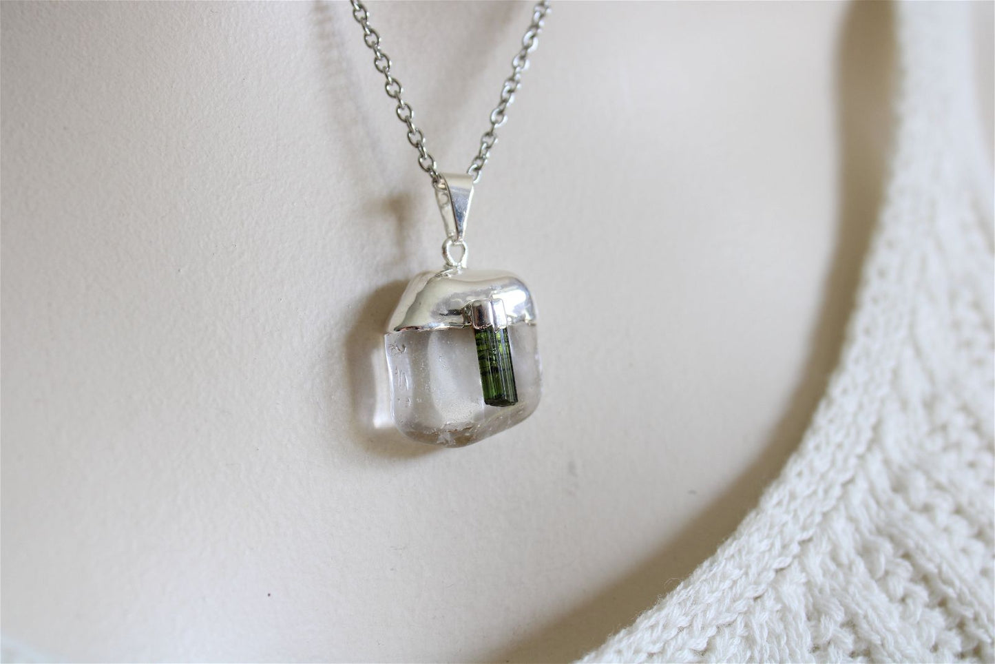Collier cristal de roche et tourmaline verte avec chaîne - Aurore Lune