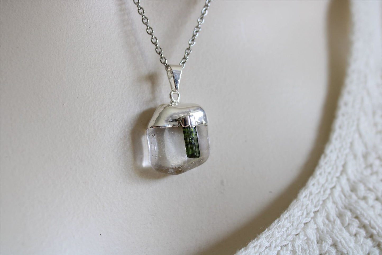 Collier cristal de roche et tourmaline verte avec chaîne - Aurore Lune