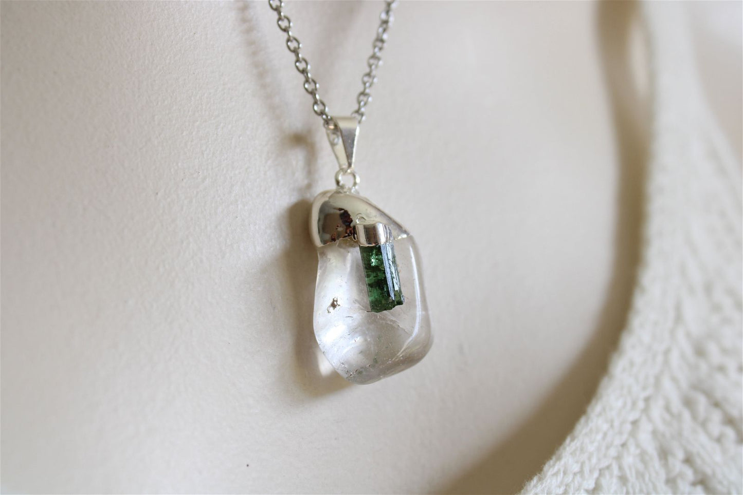 Collier cristal de roche et tourmaline verte avec chaîne - Aurore Lune