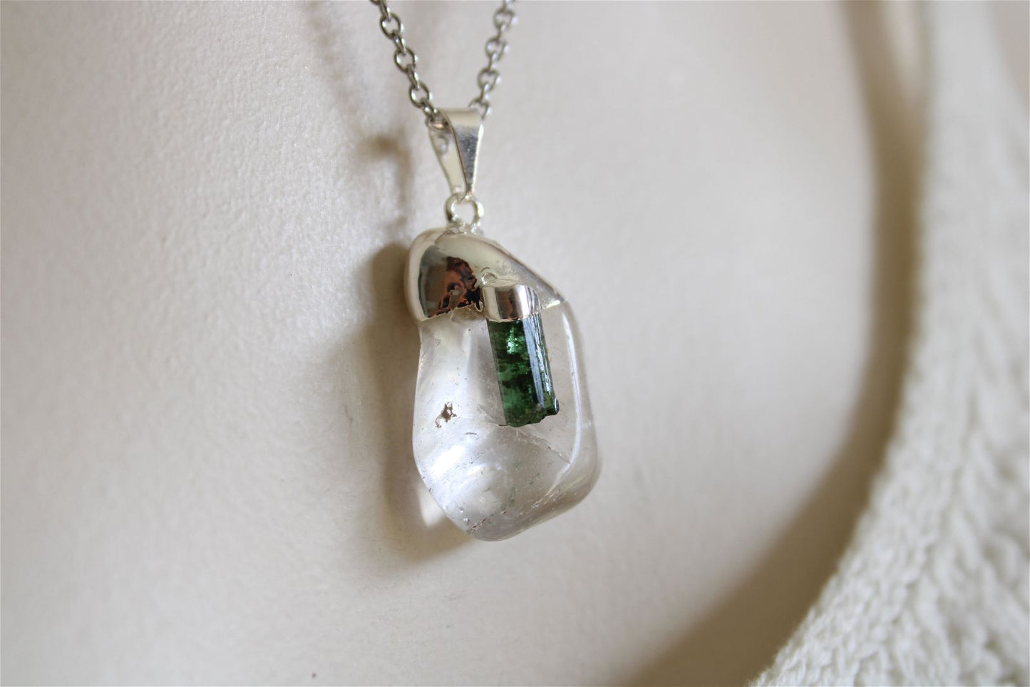 Collier cristal de roche et tourmaline verte avec chaîne - Aurore Lune
