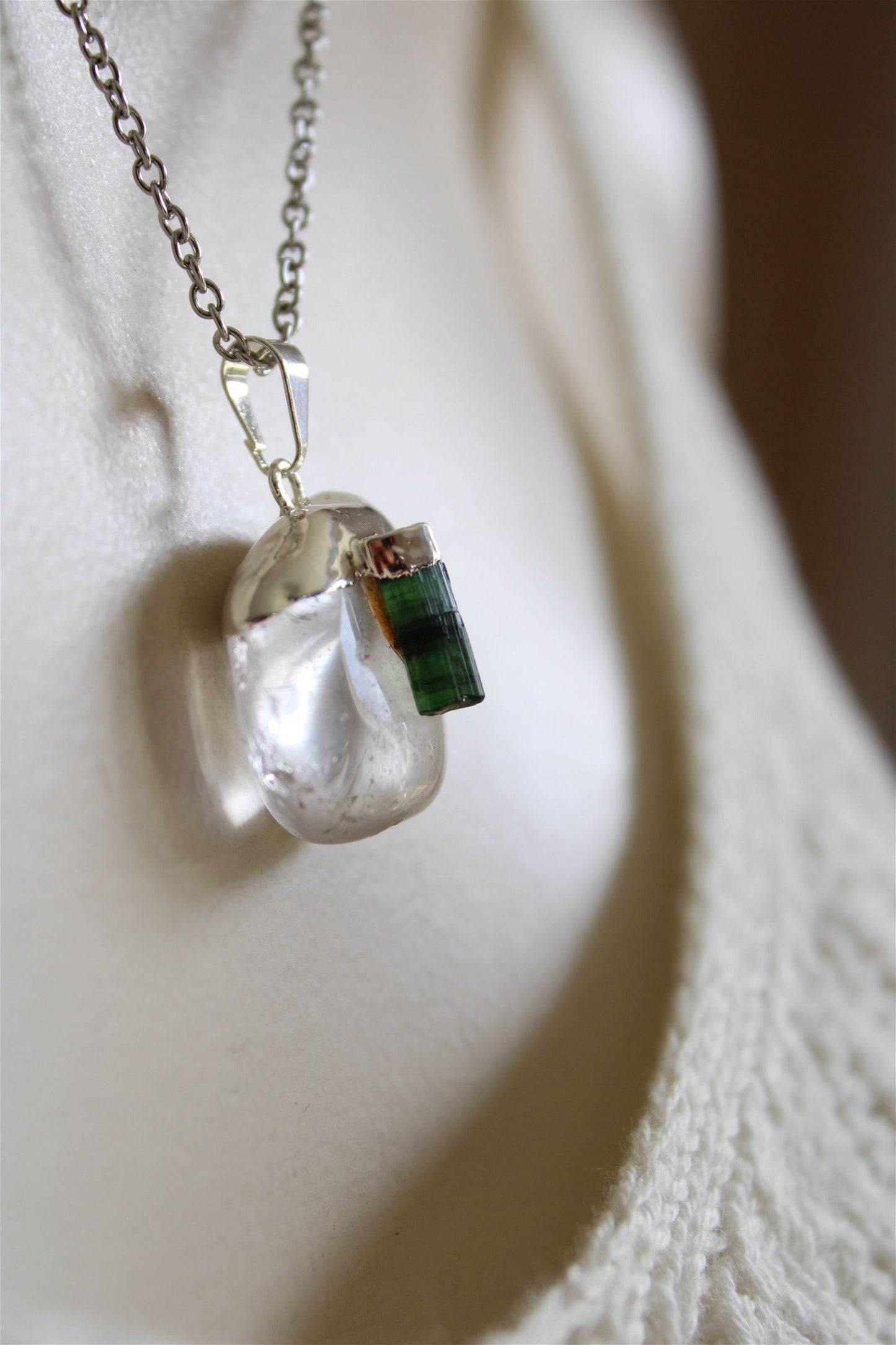 Collier cristal de roche et tourmaline verte avec chaîne - Aurore Lune