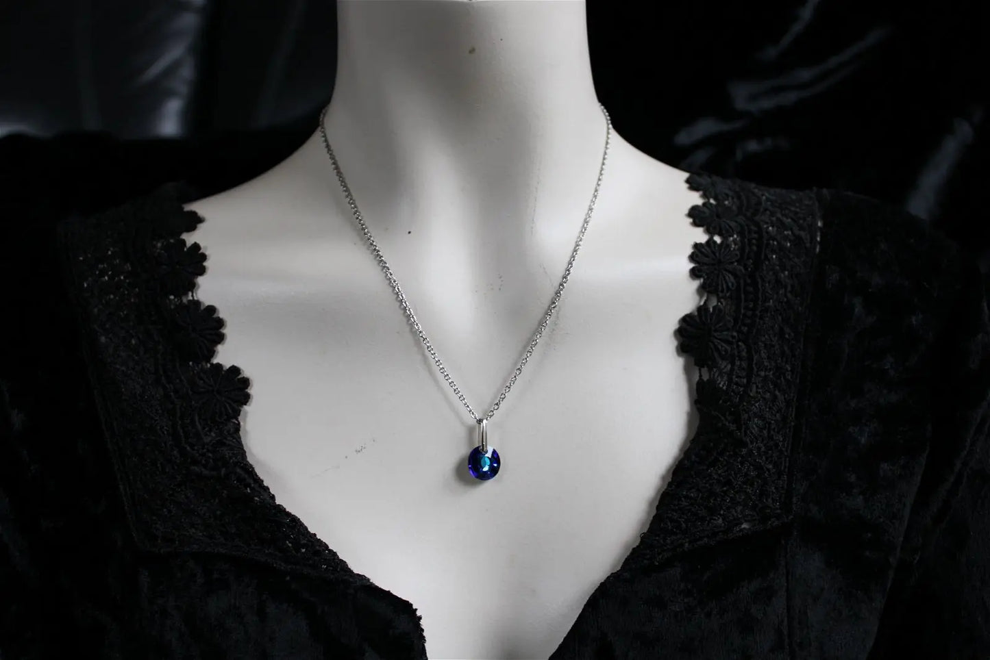 Collier décoré SWAROVSKI bleu nuit - Aurore Lune