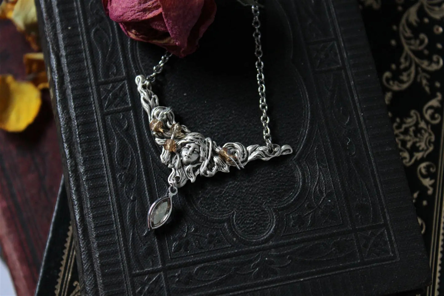 Collier décoré de swarovski original Art Nouveau - Aurore Lune
