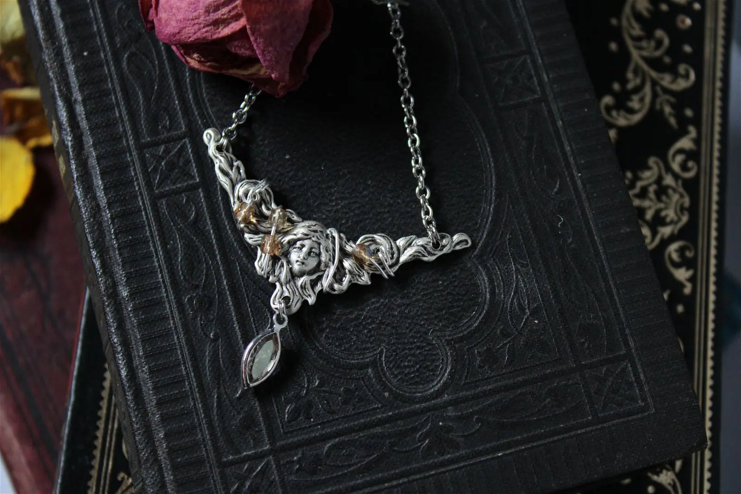 Collier décoré de swarovski original Art Nouveau - Aurore Lune