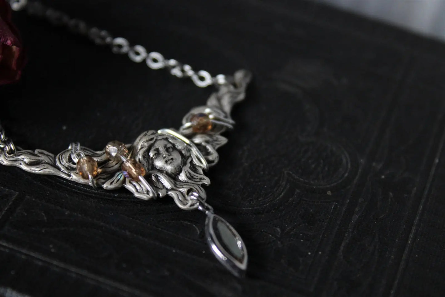 Collier décoré de swarovski original Art Nouveau - Aurore Lune