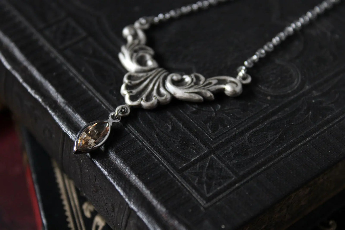 Collier décoré de swarovski original Baroque - Aurore Lune