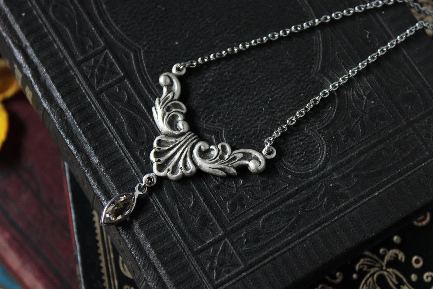 Collier décoré de swarovski original Baroque - Aurore Lune