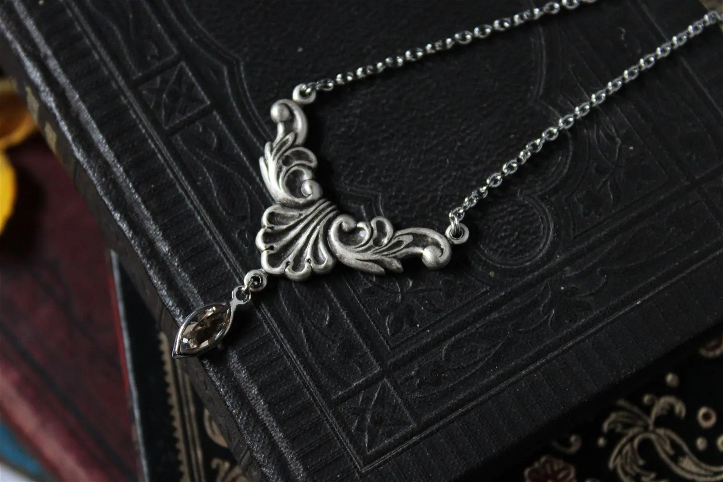 Collier décoré de swarovski original Baroque - Aurore Lune