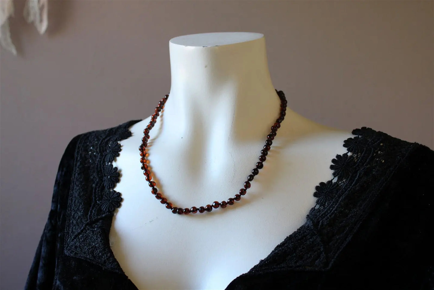 Collier en ambre cerise noire 50 cm - Lituanie - Aurore Lune