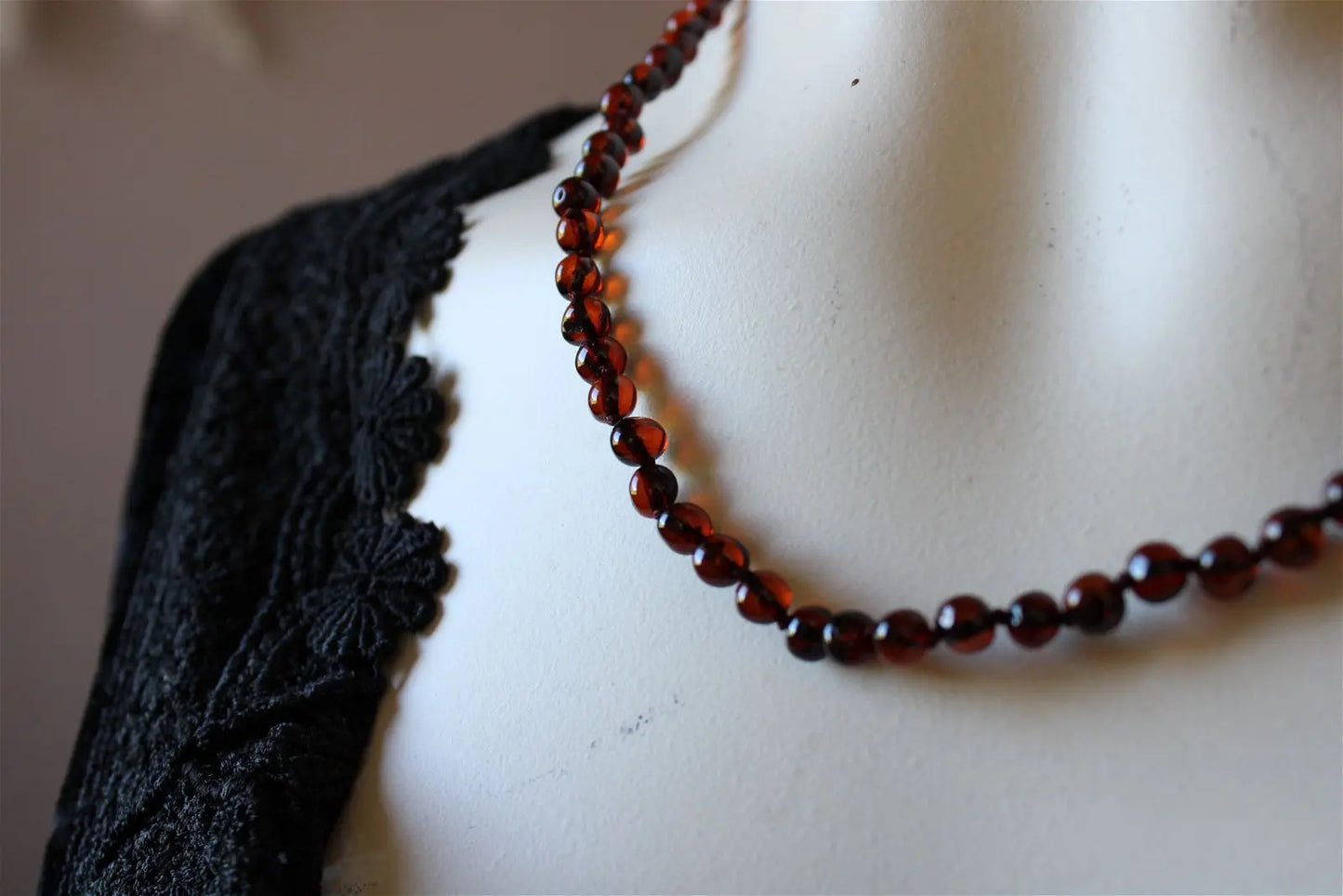 Collier en ambre cerise noire 50 cm - Lituanie - Aurore Lune